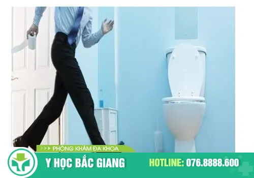 nam giới đi tiểu nhiều lần, tiểu buốt, tiểu rắt khi bị sưng bao quy đầu